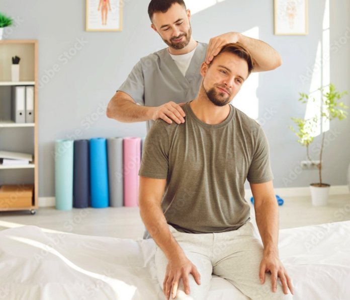 Ostéopathe en consultation avec un patient